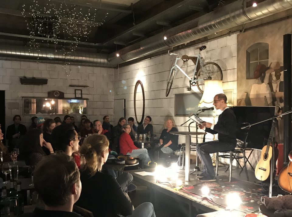 Alexander Alexander Bei Einer Lesung Im Cafe_Robi Faustmann