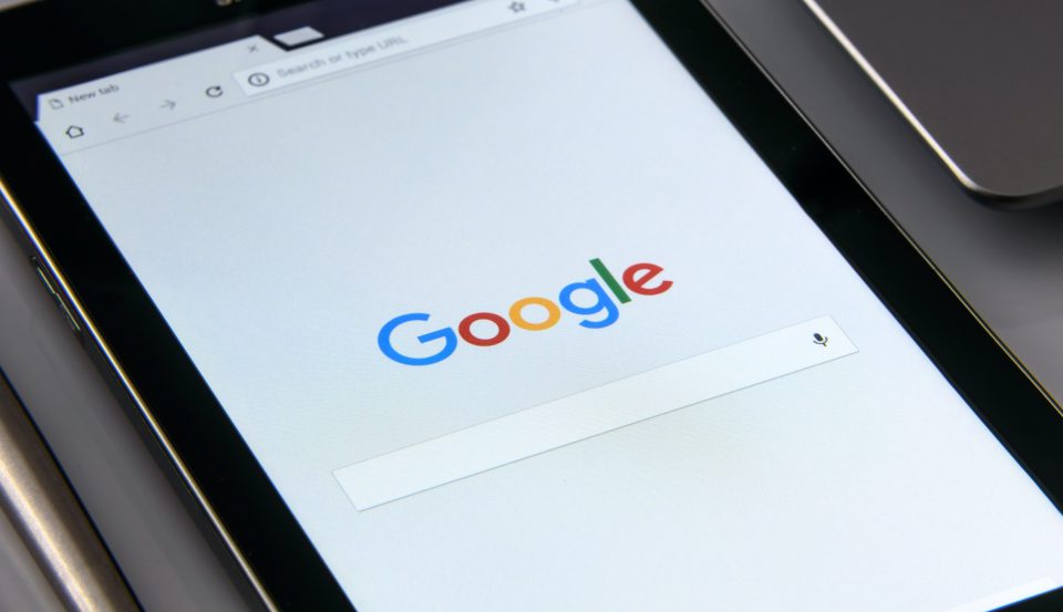 Schwarzes Tablet mit Google-Suchfeld am Bildschirm.