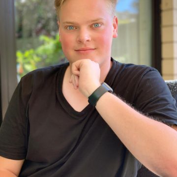 Blonder junger Mann in schwarzem T-Shirt.