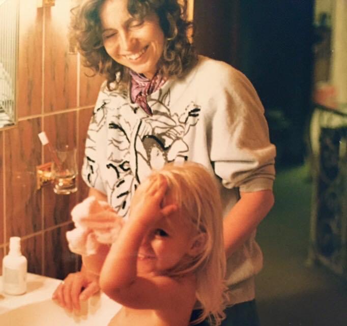 Alte Aufnahme einer Frau mit Kind im Badezimmer.