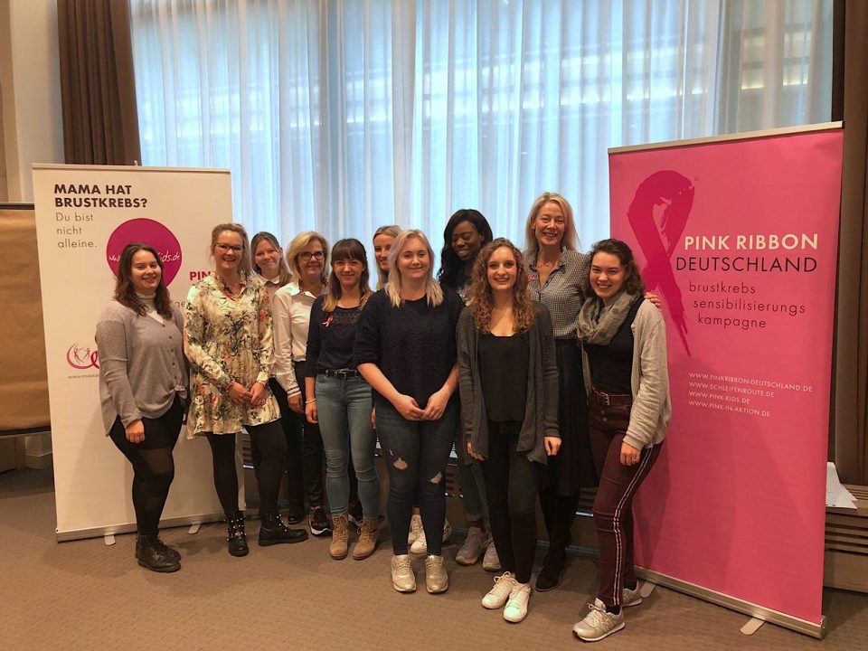 Das Team der Pink Kids mit Jugendlichen. Das Team der Pink Kids mit Jugendlichen.