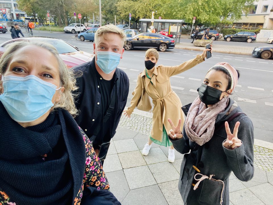 Yes We Cancer Reise Nach Berlin Yes We Cancer Gruppenfoto Krebsblogger Martina Hagspiel Alex Boehmer Dilek Leben 