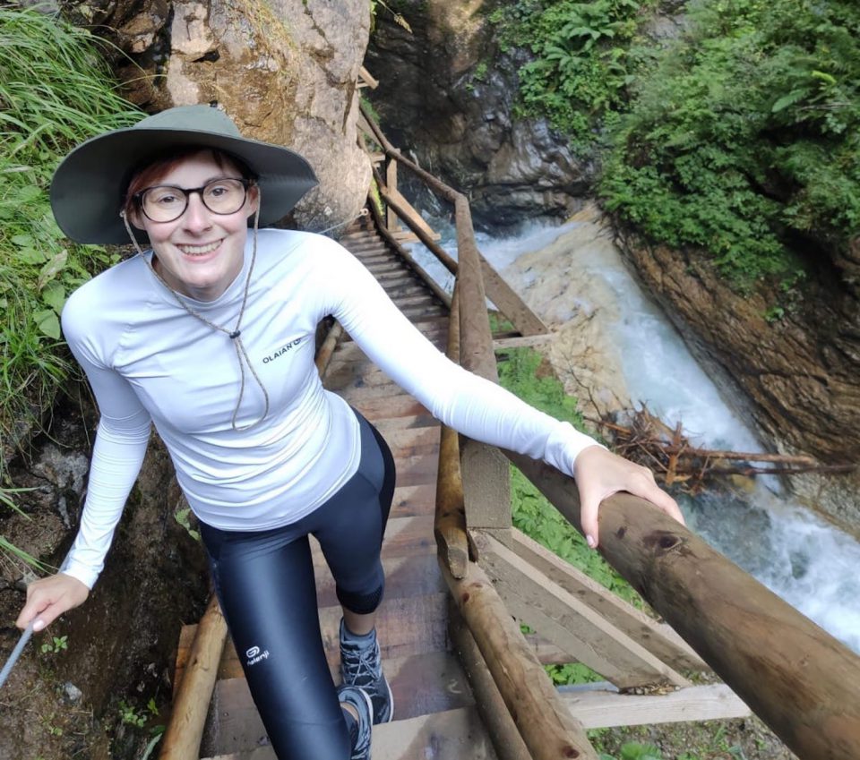 November Julia Beim Wander Auf Holzbrücke