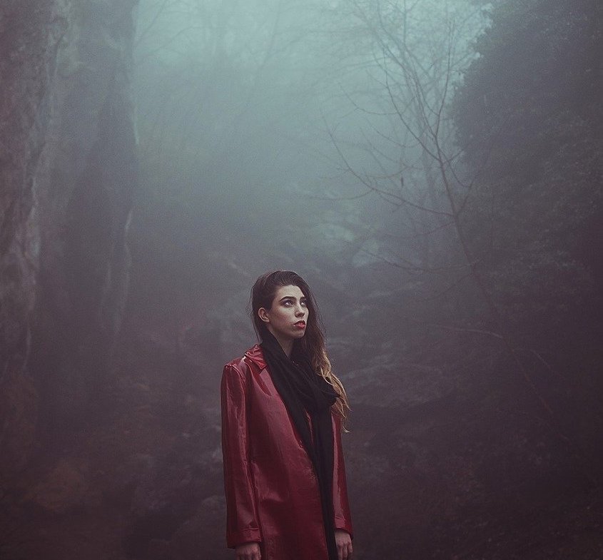 Spaziergang im Nebel Frau roter Mantel (Fotos: pexels/Star Flames) Oktober Herbst Nebel Spaziergang Frau Roter Mantel_pexels_star Flames