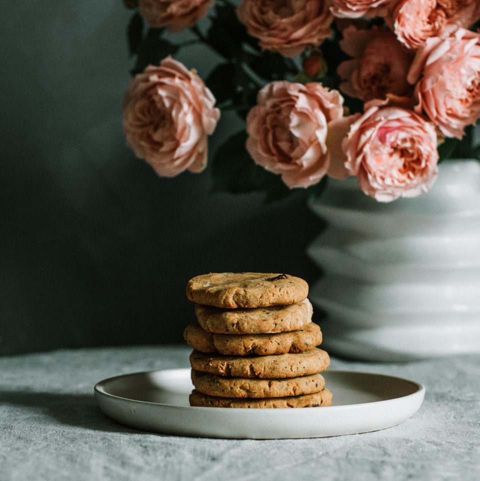Schokocookies und Rosen (Foto: pexels/Marta Dzedyshko) Oktober Schokocookies Tischtuch Rosarote Rosen_pexels Marta Dzedyshko