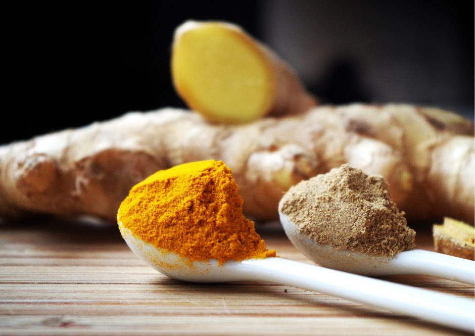 Kurkuma und Ingwerpulver (Foto: Canva/pixabay) Dezember Kurkuma Und Ingwerpulver