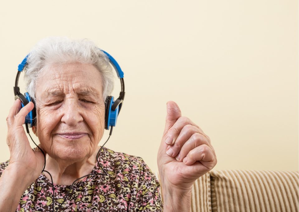 Alte Frau hört Musik mit Kopfhörern (Foto: Canva/ bbbrrn) Kopftimismus Alte Frau Hoert Musik Mit Blauen Kopfhoerern