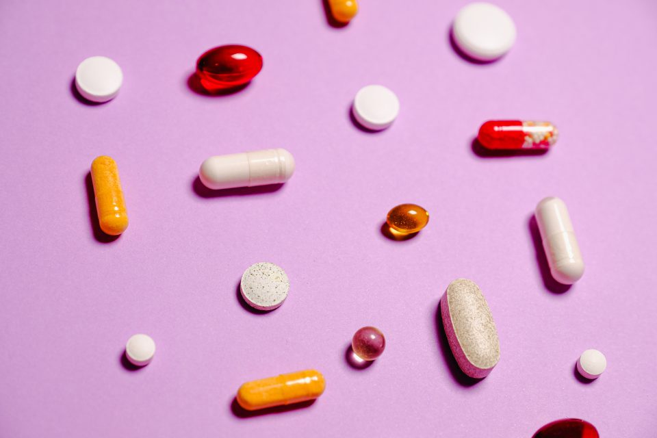 Gesundheitserreger Pillen Und Medikamente Auf Pinkem Hintergrund Pexels Anna Shvets 