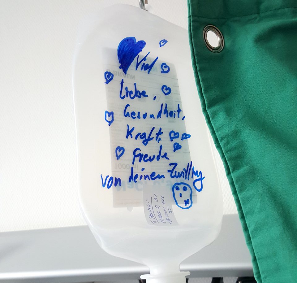 Infusionsflasche mit handgeschriebener Grußbotschaft.