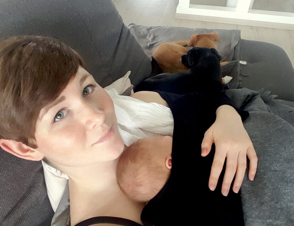 Liegende Frau mit Kind auf der Brust. Liegende Frau mit Kind auf der Brust.