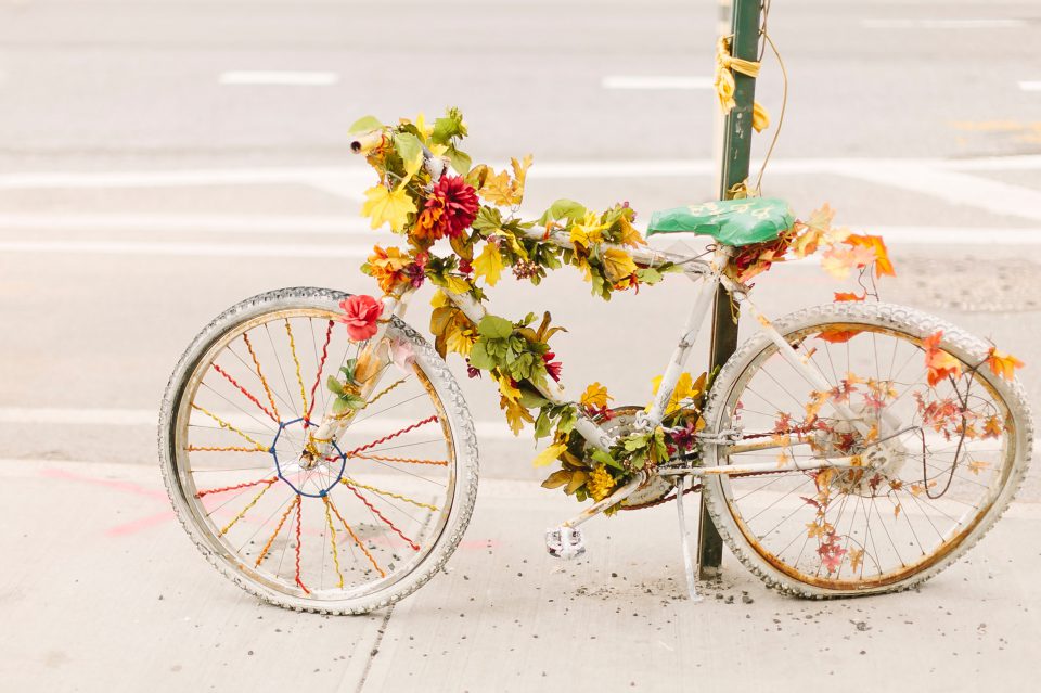 Bunt mit Blumen geschmücktes Fahrrad.