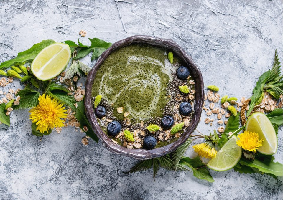 Fitnesskultur Brennnessel_grüne_Smoothie_Bowl_canva_natashabreen