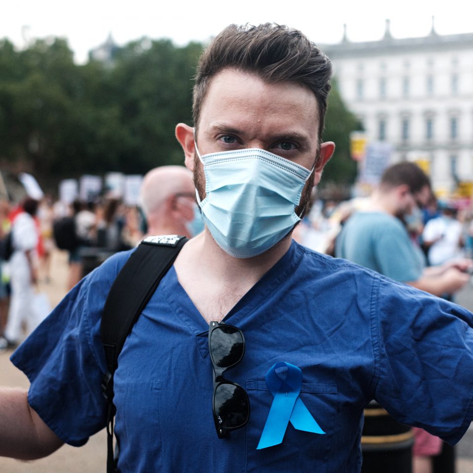 Patient Advocacy Mann Pfleger Arbeitskleidung Maske Pflege Brille Schleife Blau Ehimetalor Akhere Unuabona XjJUZf_iqvA Unsplash