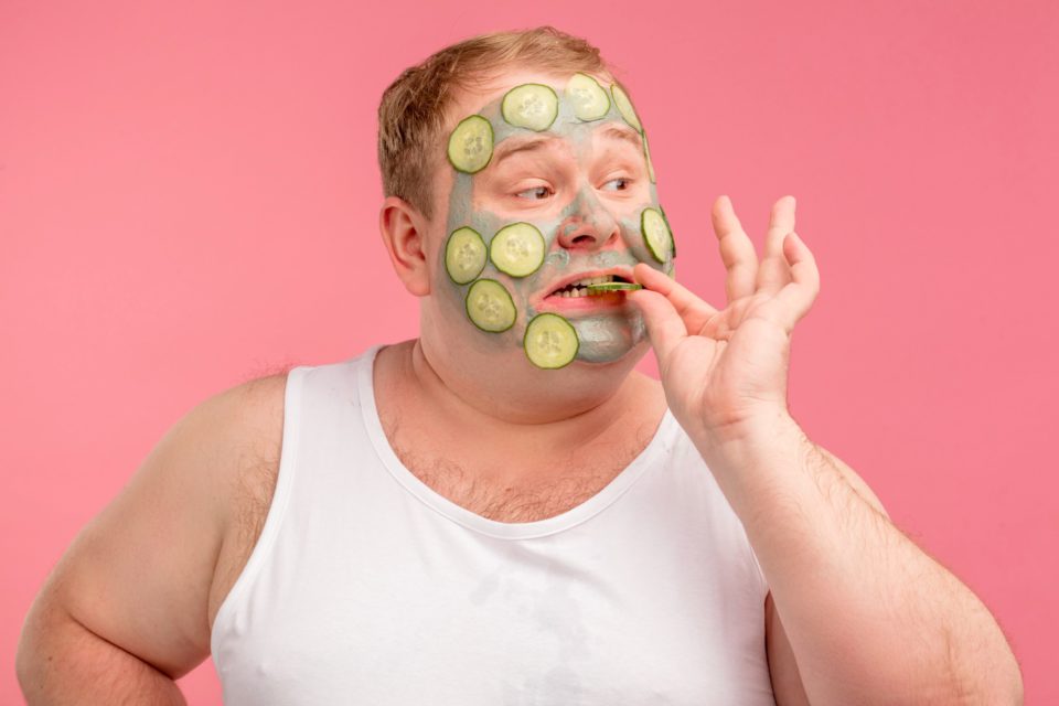 Igevia Selbsttest Mann Gesicht Gurken Maske Unterhemd Weiss Rosa Lustig Essen Blond Shutterstock_ UfaBizPhoto