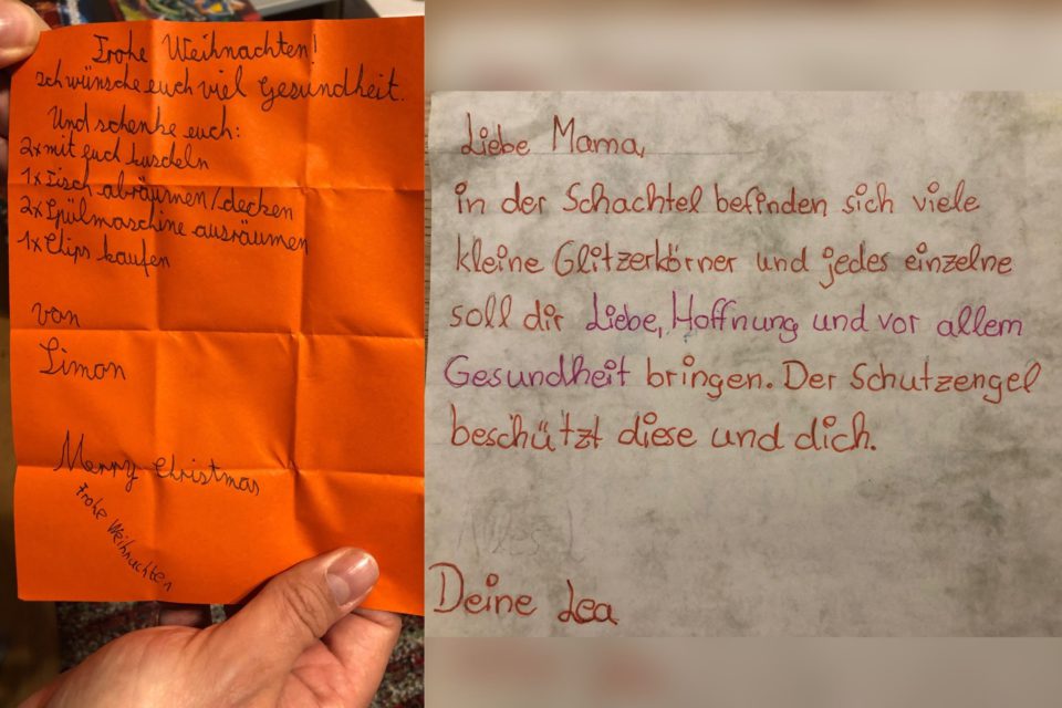 Von Kindern handgeschriebene Briefe auf buntem Papier mit Weihnachtswünschen.