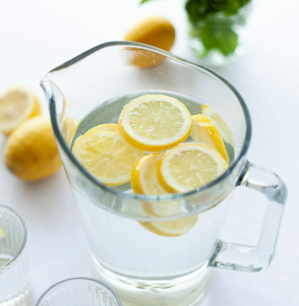 Wasserkrug mit Zitronenscheiben und Wasser gefüllt