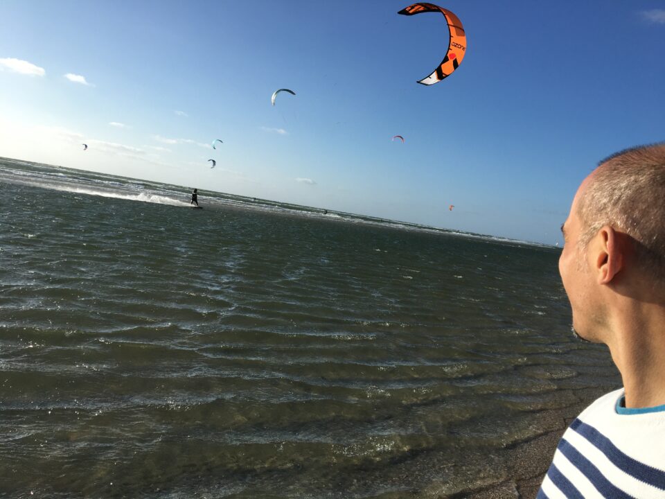 Alex schaut Dürten beim Kitesurfen zu