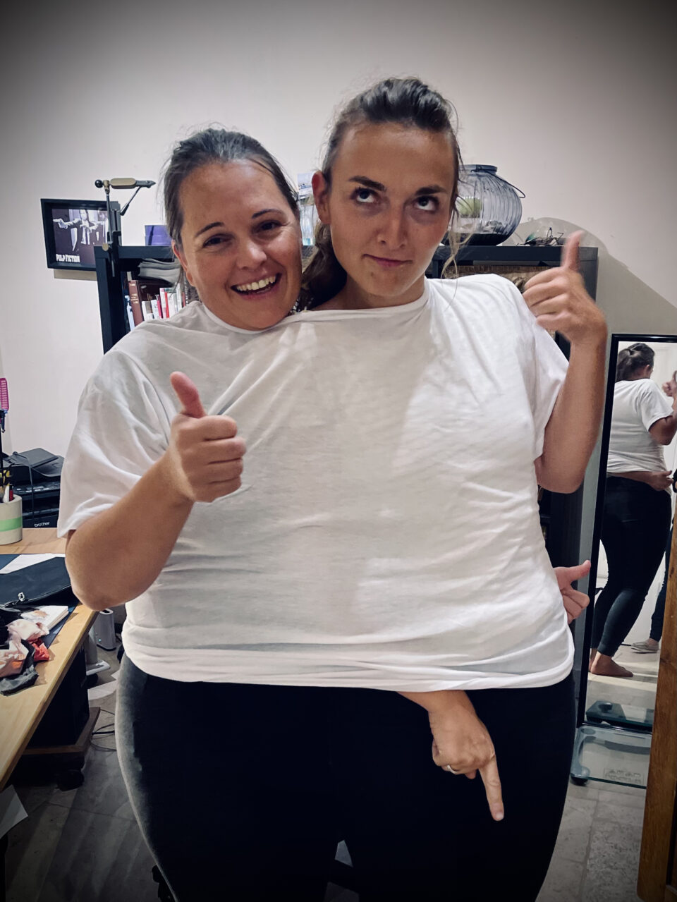 Lena und Eva teilen sich ein weißes XXL T-Shirt