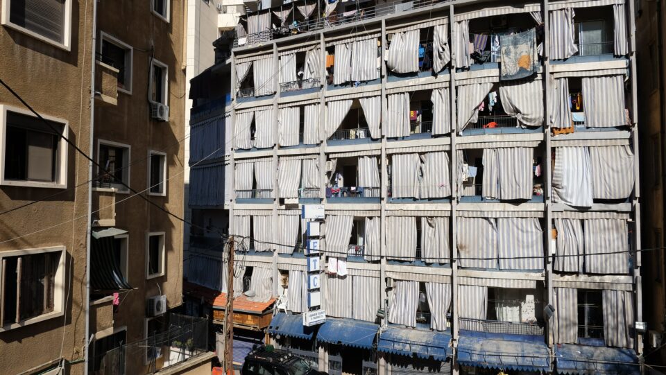 Wohnungsgebäude mit geschlossenen und offenen Vorhängen