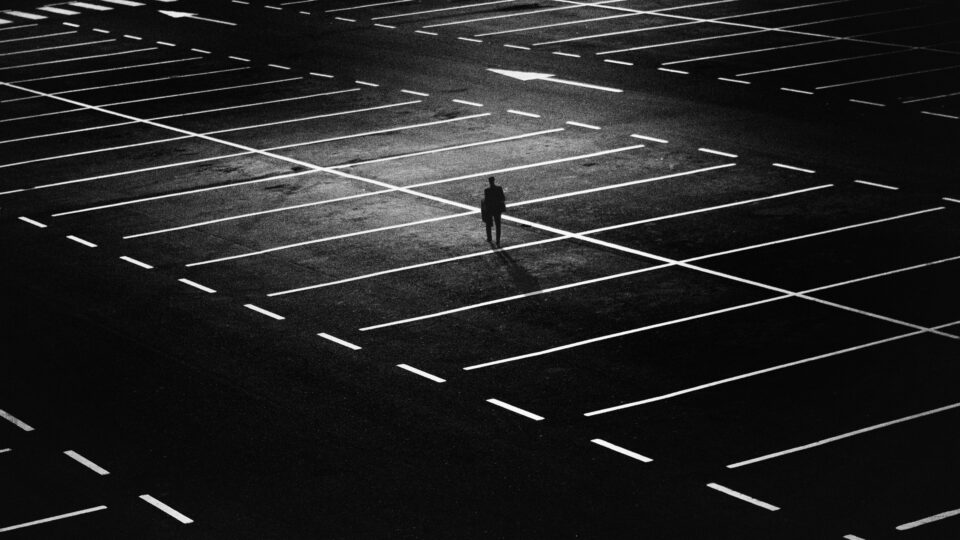 einsamer Mann auf einem Parkplatz