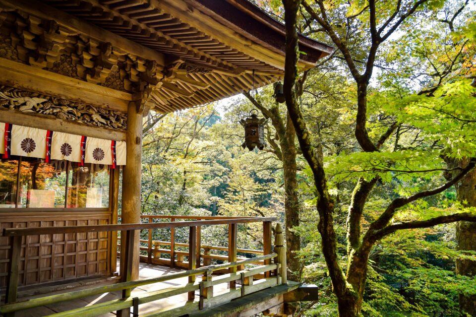 Traditionell japanisches Haus in einem Wald