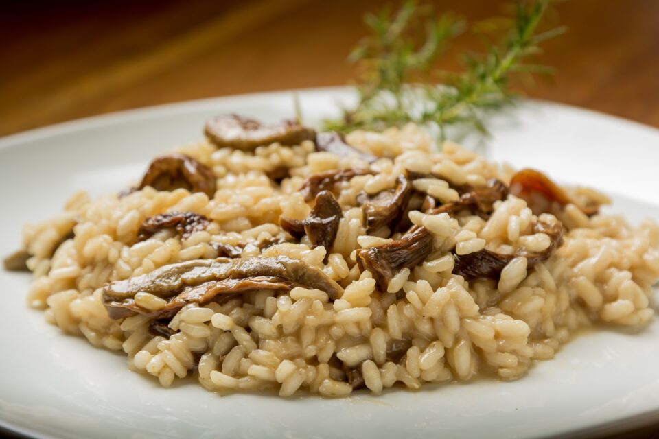 Shiitake-Risotto auf einem Teller