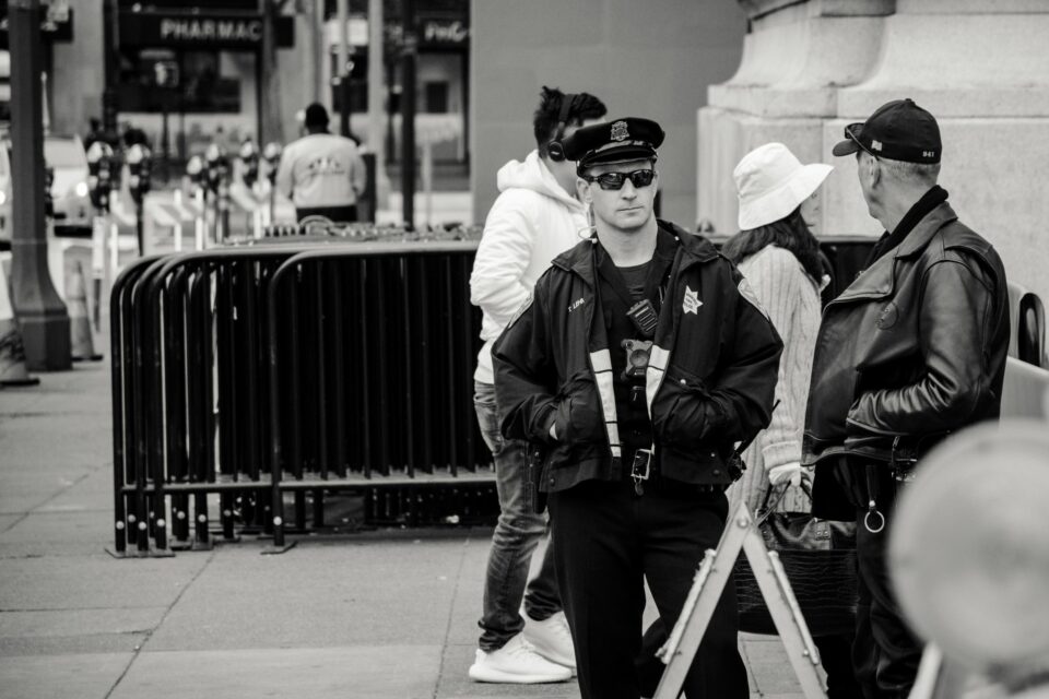 schwarz-weiß Bild von einem Sicherheitsbeamten