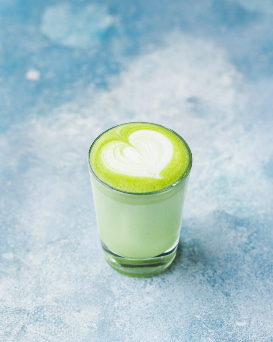Matcha-Latte mit blauem Hintergrund Matcha-Latte mit blauem Hintergrund