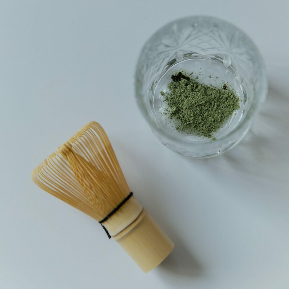 Matcha Pulver und Bambusbesen