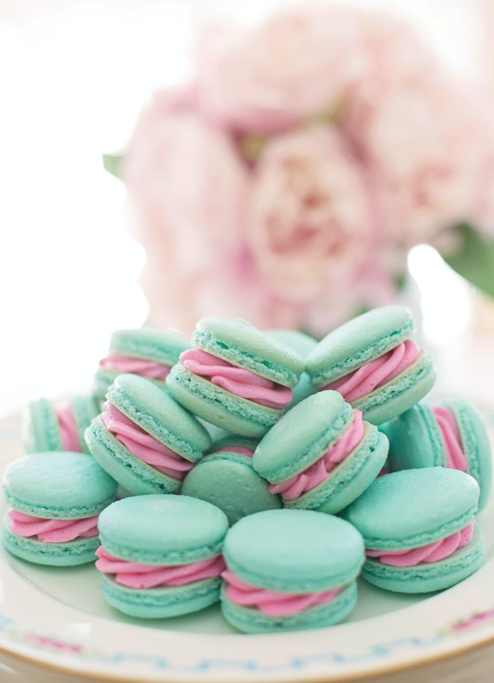 Grüne Macarons mit pinker Füllung