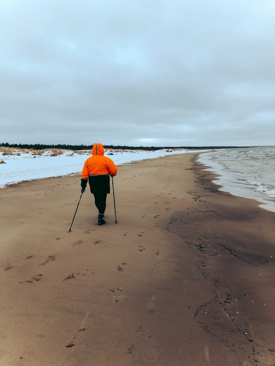 Eine Person spaziert am Strand