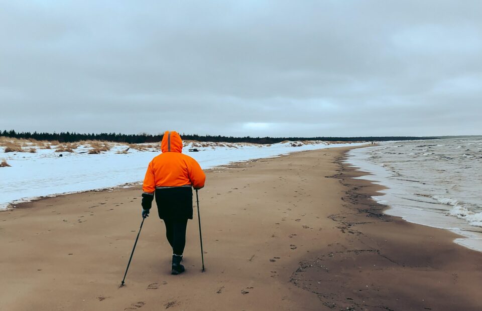 Eine Person spaziert am Strand
