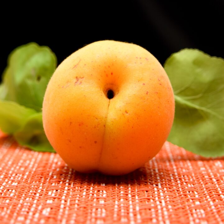 Superheldin in Orange