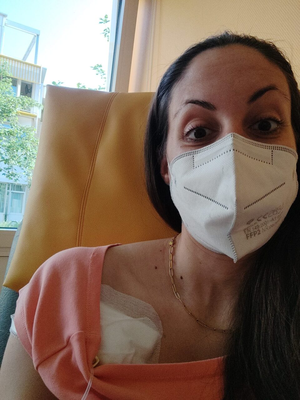 Janina kurz vor der ersten Chemo mit Maske im Krankenhaus.