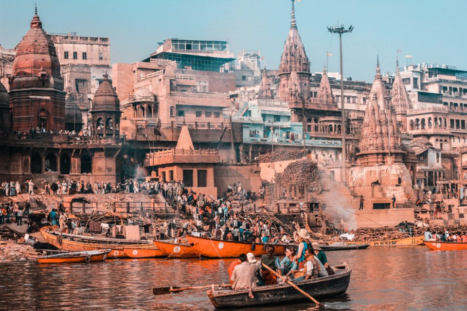 Die Stadt Varanasi vom Fluss Ganges aus gesehen.