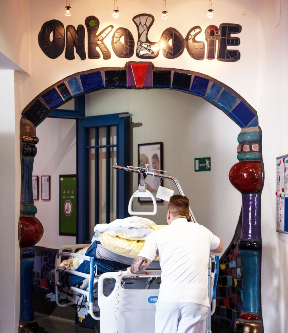 Onkostation Der Bettenfahrer schiebt ein Bett auf die von Hundertwasser gestaltete Onkologiestation.