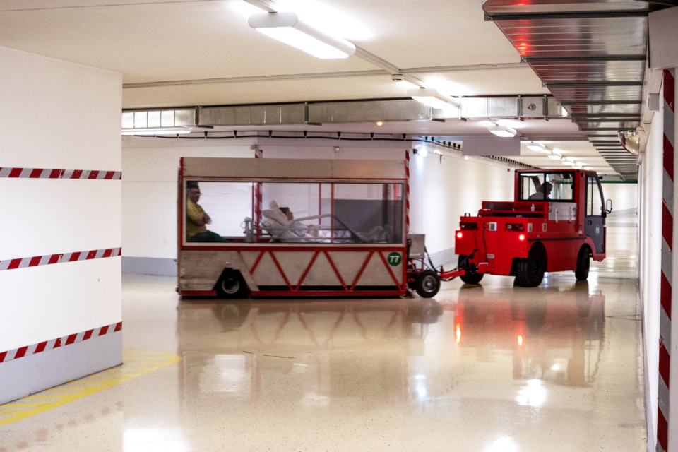 Schlepper Der Schlepper zieht einen Anhänger durch die Gänge des LKH