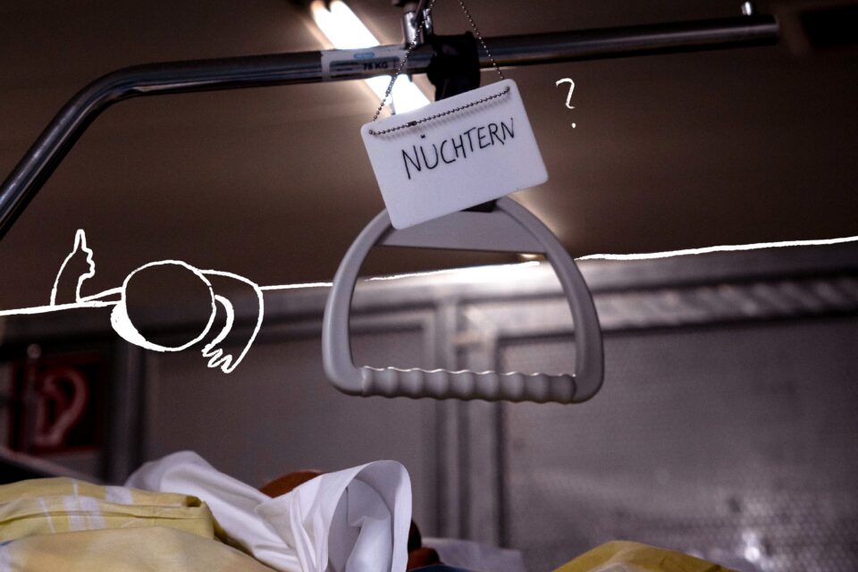 Nüchtern? Stange über einem Bett, von dem ein Schild hängt, auf dem