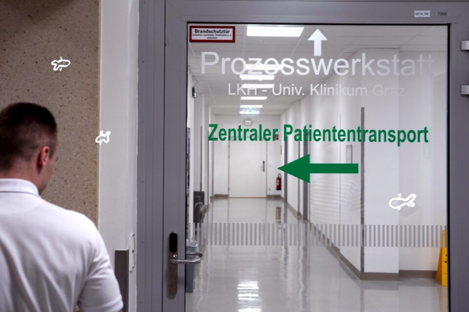 ZPT Richtungsweiser auf einer Tür zum Zentralen Patiententransport