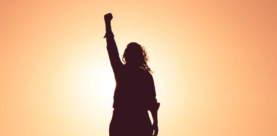 Stand up for your rights! Frau mit erhobener Faust.