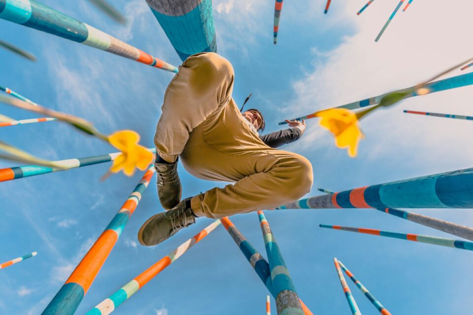 Sterbevorsorge Justin Campbell Fdc DNNURto Unsplash Scaled Aspect Ratio Mann springt in die Luft beim Tanzen, Foto von unten