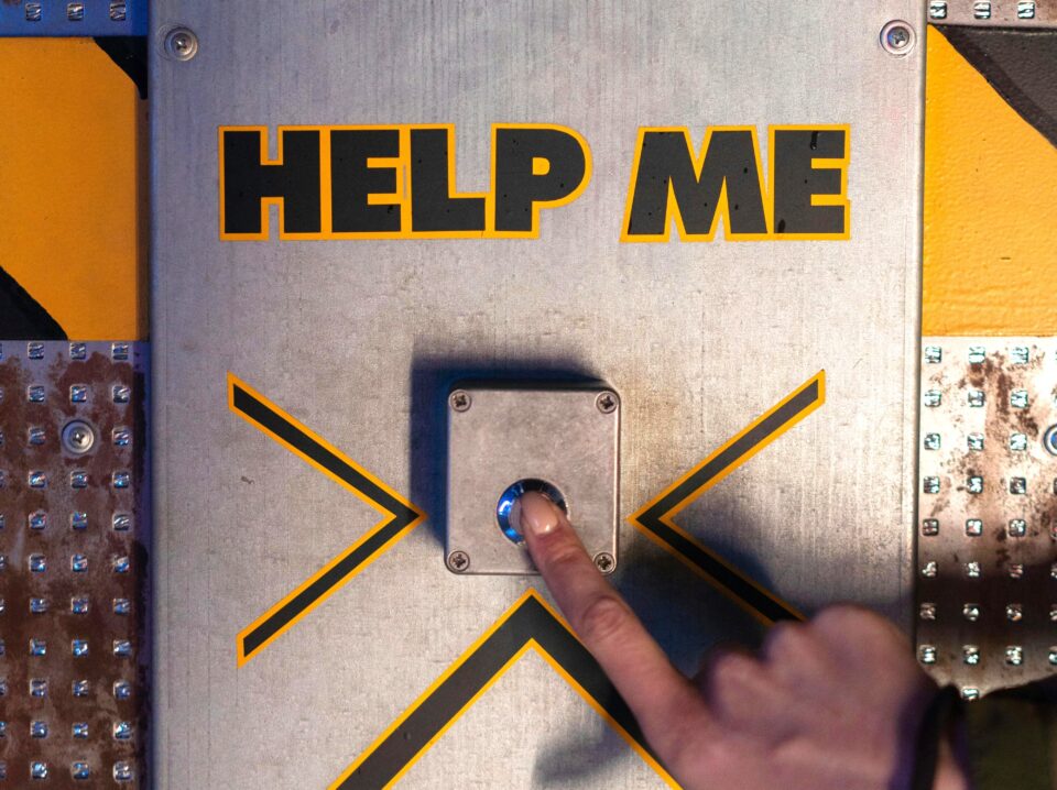 Wenn dein Alltag über lange Zeit zur Herausforderung wird, ist es Zeit für professionelle Hilfe. (Foto: Pexels/Mikhail Nilhov) Schrift Help Me mit Button
