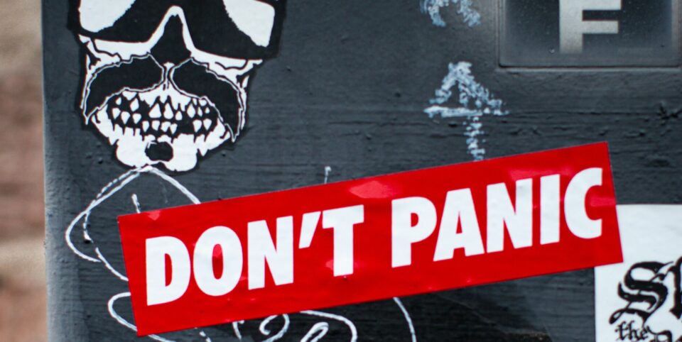 Stimmungsschwankungen im Krebsalltag? Das gehört dazu! Sei geduldig, nimm’s nicht persönlich und hol dir Unterstützung, wenn’s nötig ist. (Foto: Unsplash/Stephen Harlan) Aufkleber Don`t Panic