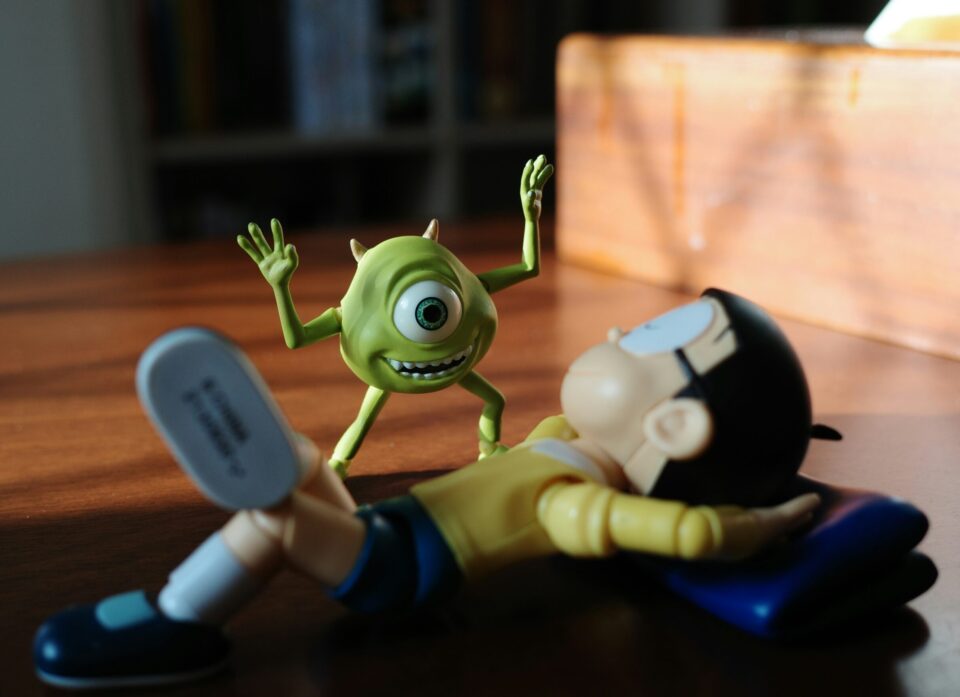 Kind comicfigur und kleines grünes Monster Comicfigur