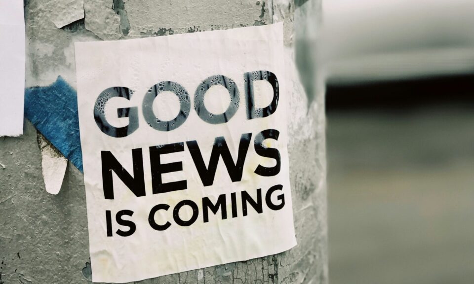 Die gute Nachricht: mit ein bisschen Geduld und ein paar Tricks lichtet sich der Nebel in deinem Kopf wieder. (Foto: Unsplash/Jon Tyson) Aufkleber Good News is coming