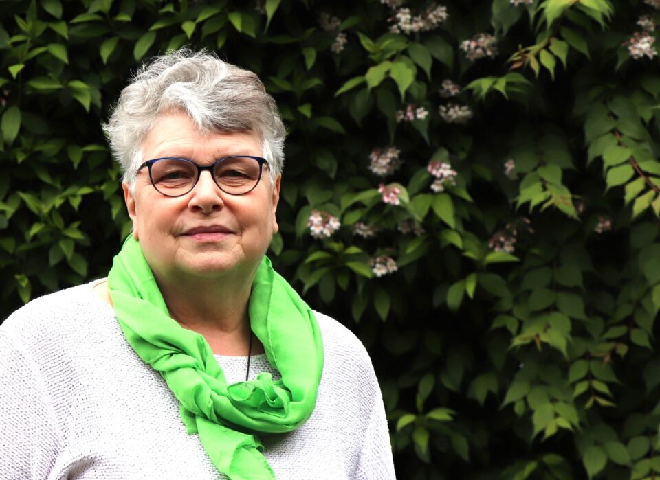 Elke Naujokat - Frau mit grünem Halstuch