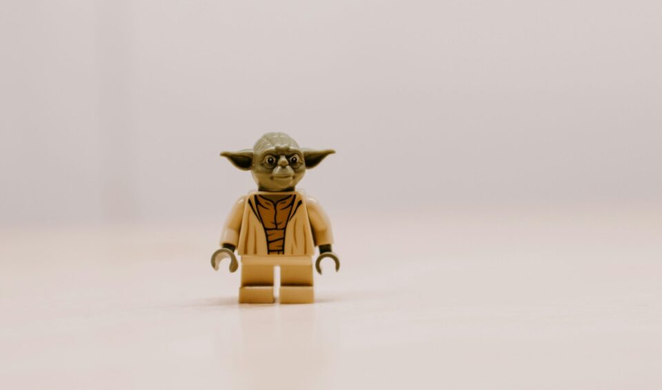 Was kann es besseres geben, als einen Arzt, der auch dein Yedi-Meister ist? (Foto: Unsplash/Kelly Sikkema) Yoda als Legofigur