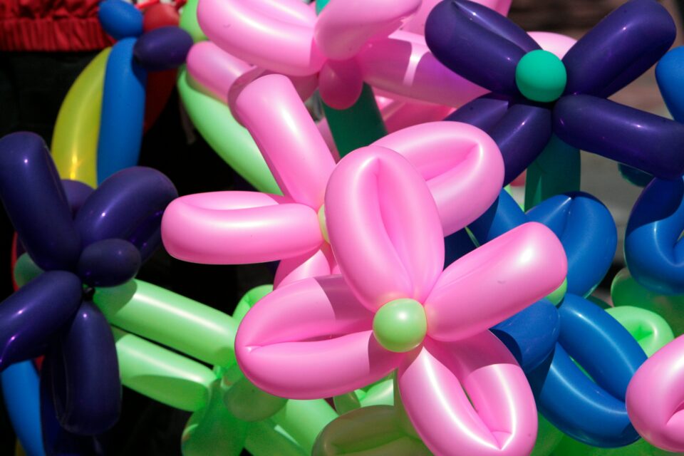 Zarte Stimulation mit Vibratoren, Gleitgel und Co. können deine Lustknospe wieder zum Leben erwecken. (Unsplash/David Trinks) Luftballon Blumen