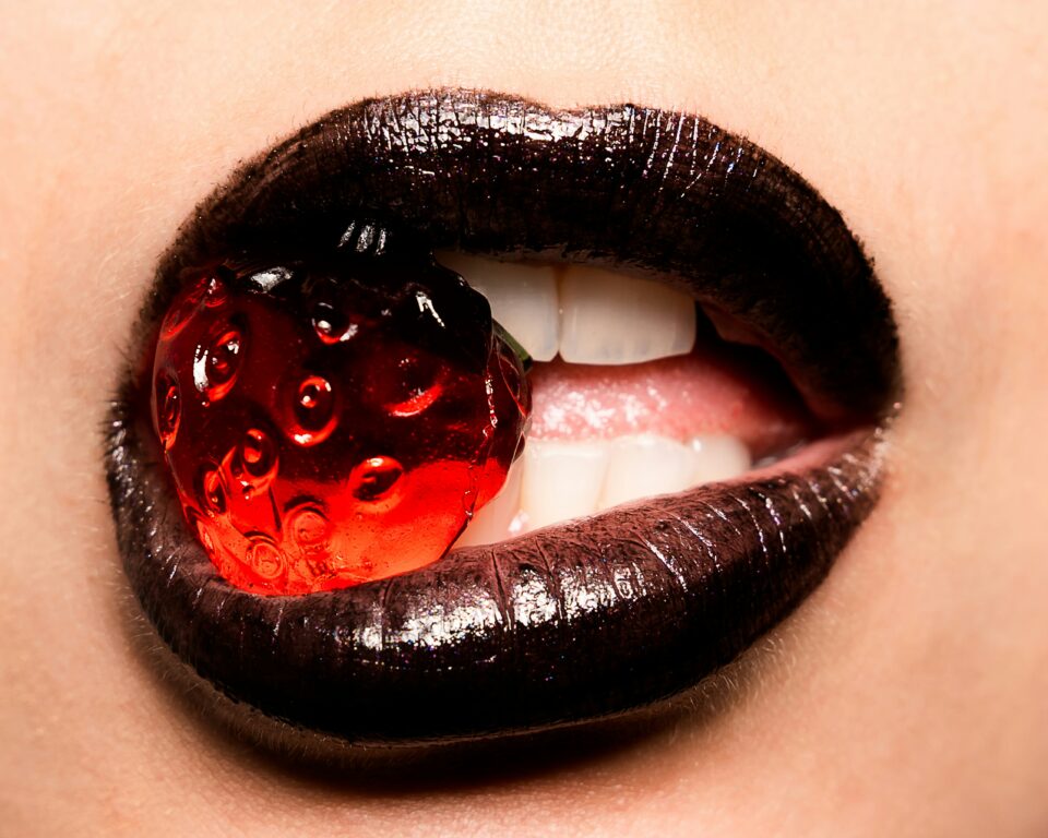 Auch das ein oder andere Lebensmittel kann dafür sorgen, dass deine Libido wieder entfacht wird. (Foto: Unsplash/Wei Ding) Mund mit Gummifrucht