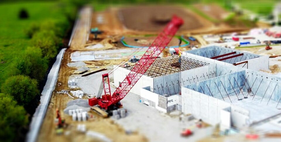 Baustelle mit rotem Kran